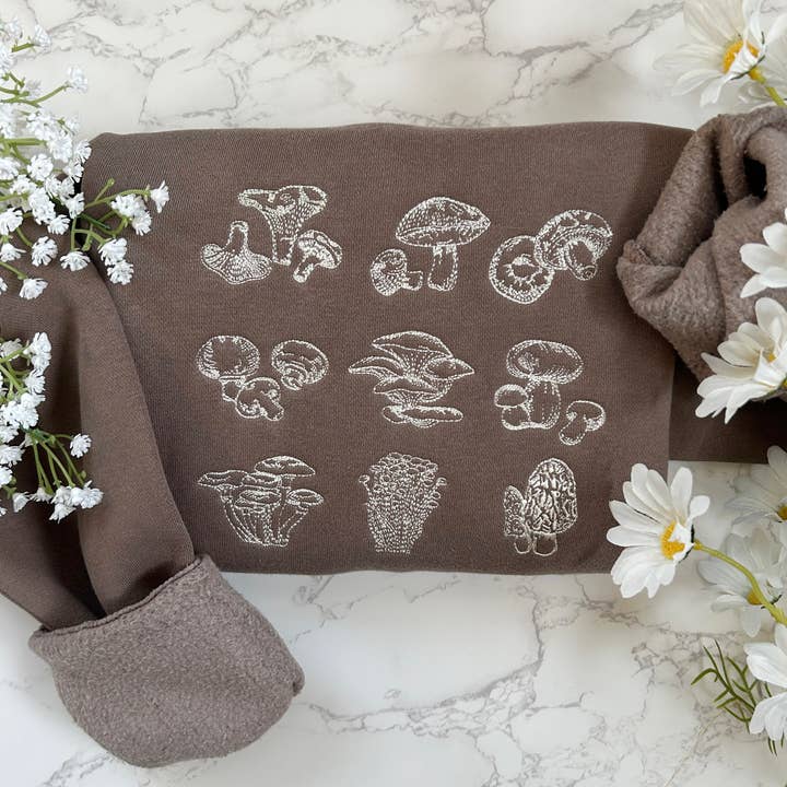 Broderet Spiselig Svamp Udendørs Plante Sweatshirt for engroshandel hos Plantiful Design Co