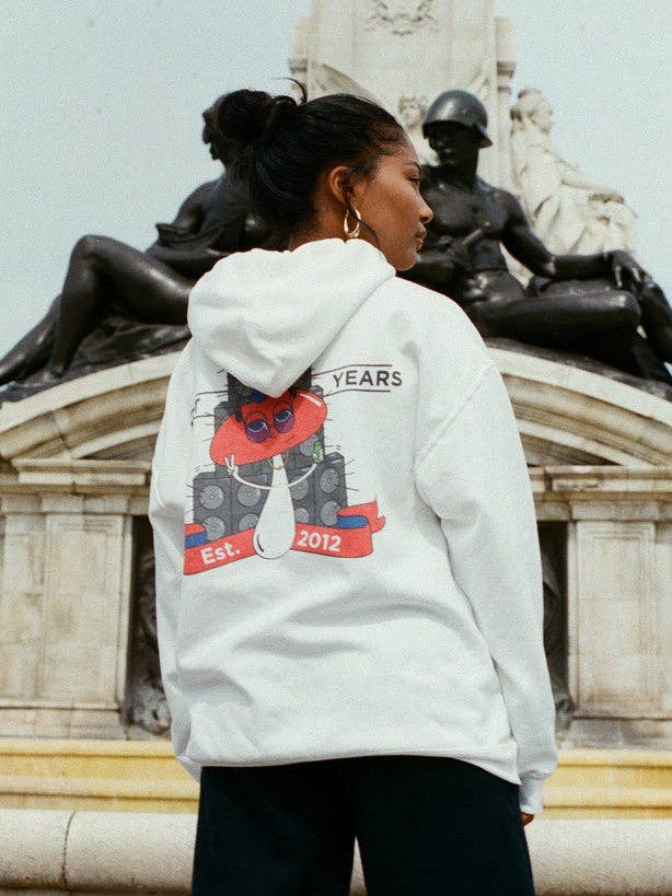 Hoodie In Wit Met Bro Shroom Est 2012 Print voor wholesale door Dream But Do Not Sleep