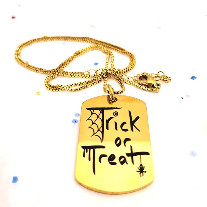 Trick eller behandla halsband i Gold Tone. Halloween kostymer. för wholesale av Engraved4Ever