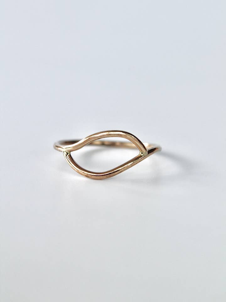 Ebb & Flow Våguttryck Ring för wholesale av Flux Studio