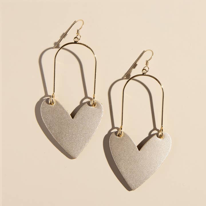 Champagnerfarbene Sweethearts aus Satin für den Großhandel von Nickel and Suede