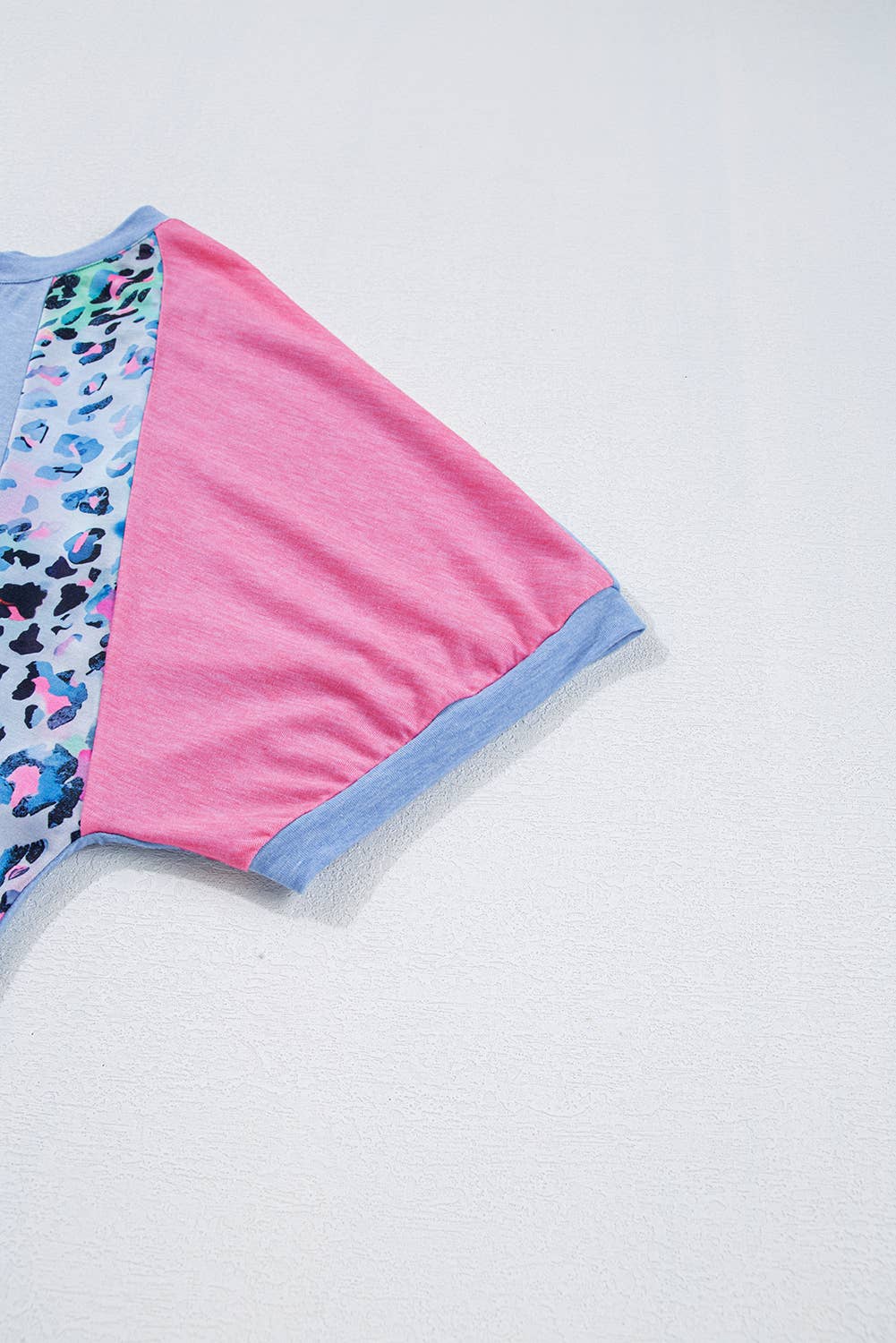 Bleu T-shirt à imprimé léopard avec patch colorblock grande taille en vente sur Faire6