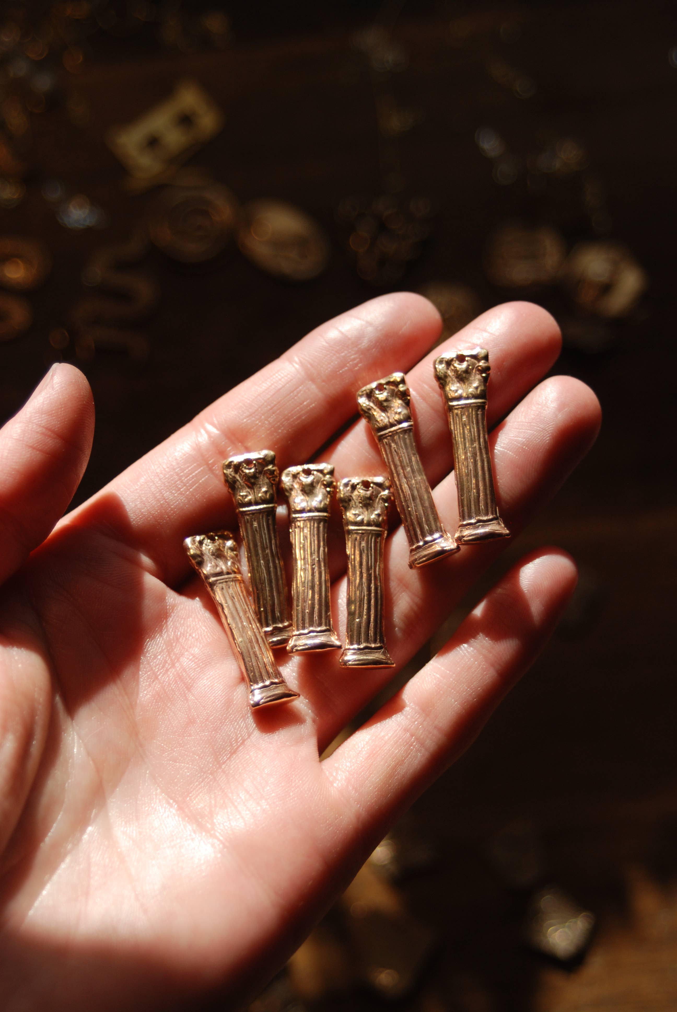 Bang-Up Betty - Vente Boucles d'oreilles pendantes - Boucles d'oreilles colonne grecque corinthienne de l'Acropole1