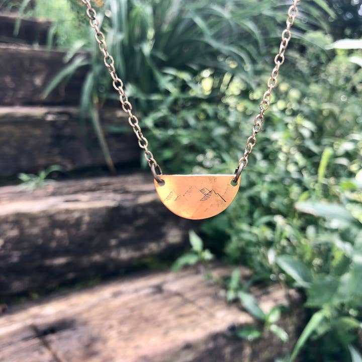 Wunderschöne handgefertigte Bergkette aus Messing für den Großhandel von Rising Dawn Boutique
