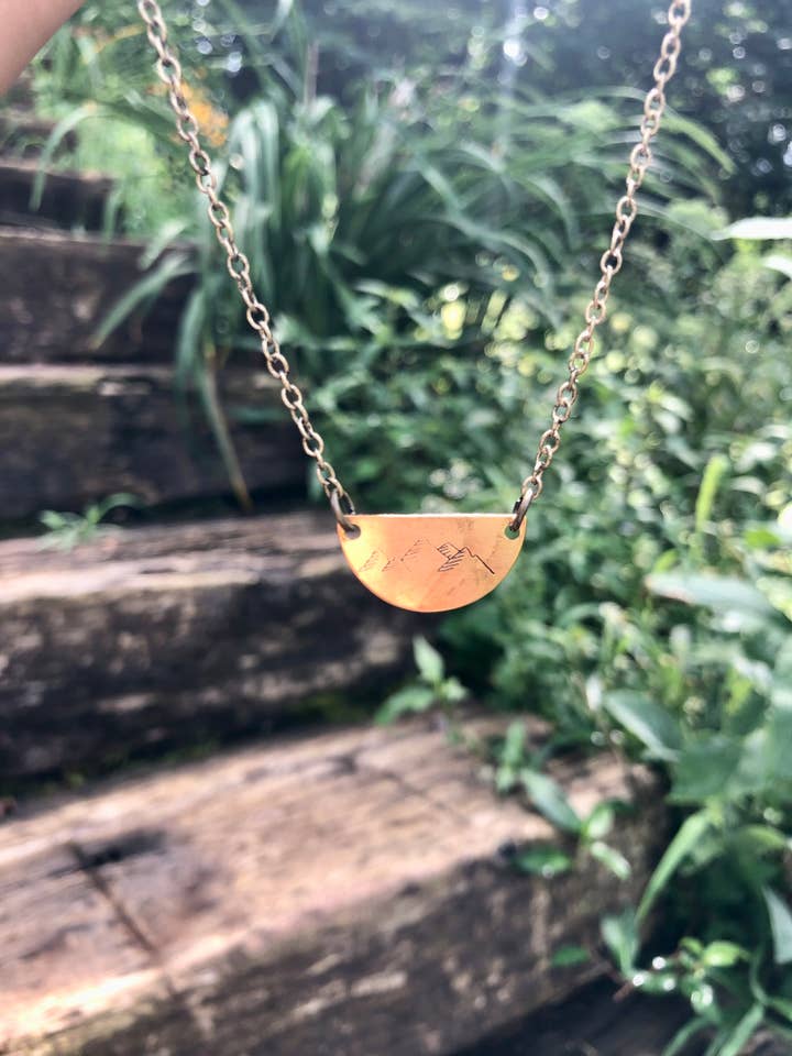 Smuk håndlavet messing bjerg halskæde for engroshandel hos Rising Dawn Boutique