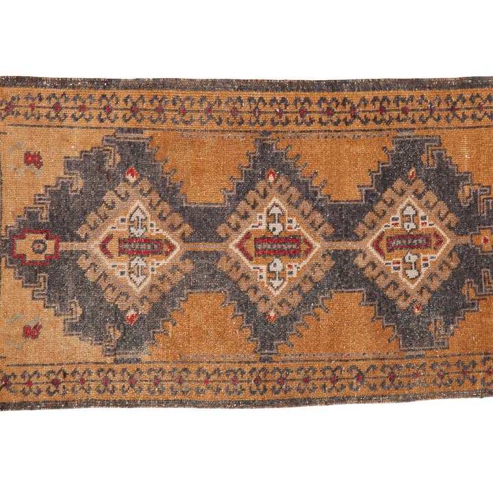 Couloir de tapis Oushak vintage vieilli 2x4 pour la vente par Old New House
