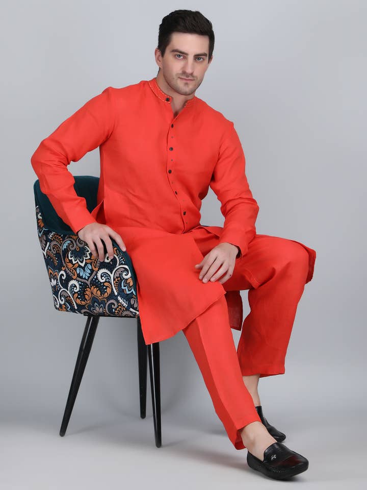 Heren oranje pure linnen handgeborduurde kurta met broek voor wholesale door 1401 The Label