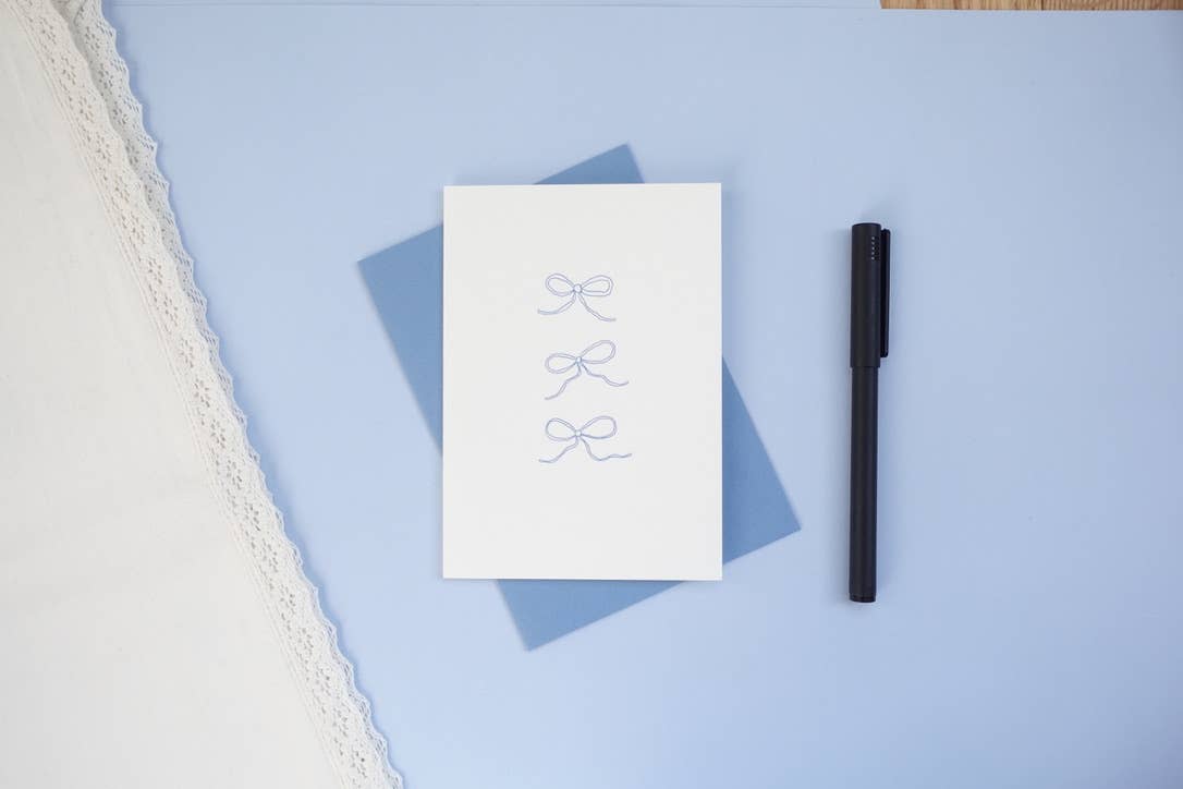 La Belle Saison – wholesale Everyday greeting card – Ribbon Bow Blue Birthday Card