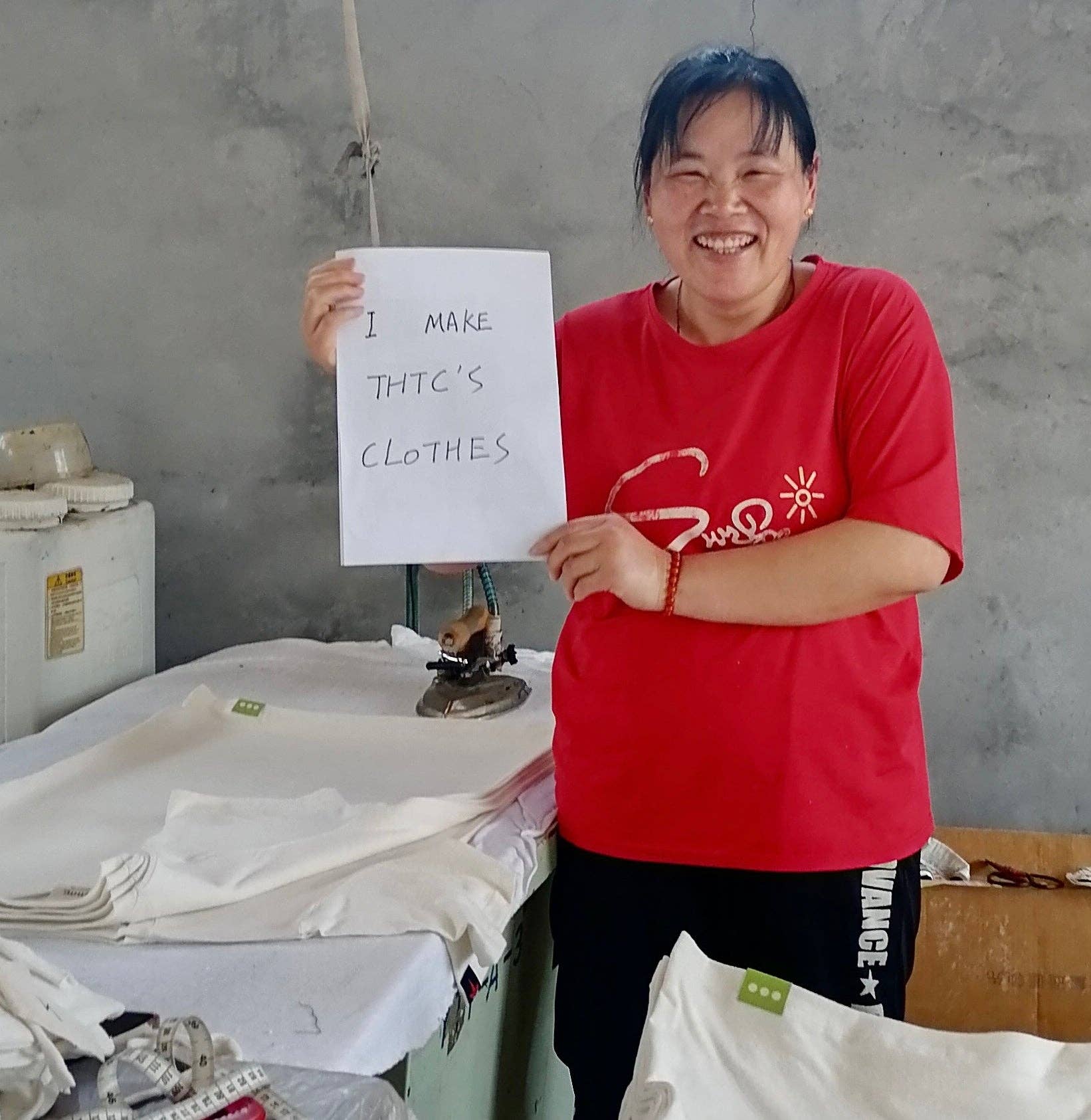 Grigio T-shirt in canapa ricamata Chant Down Babylon (peso premium) in vendita all'ingrosso su Faire5