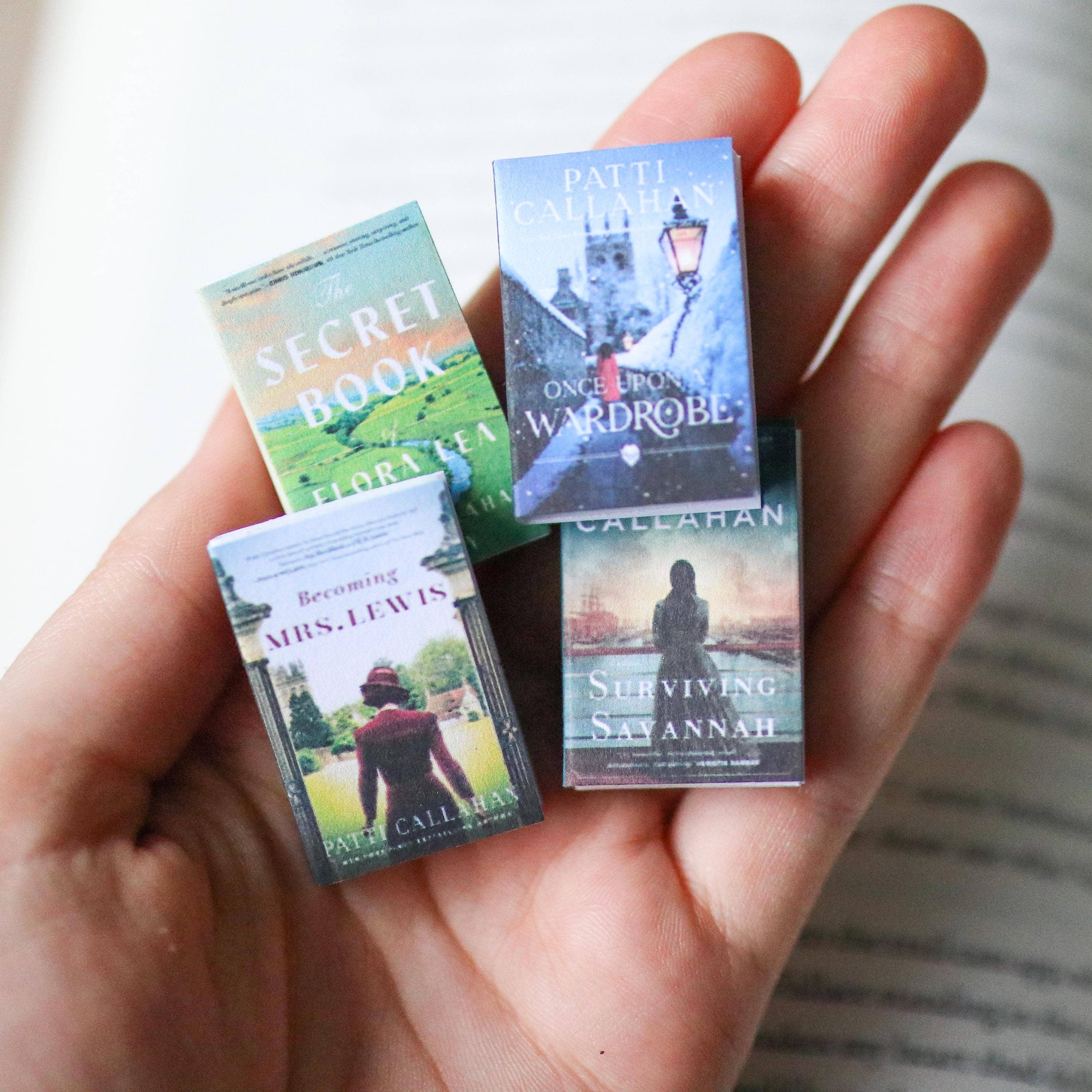 The Sticker Shop – wholesale Dekorativ statyett – Handgjorda MINI Patti Callahan Henry-böcker (set med 4 miniböcker)0