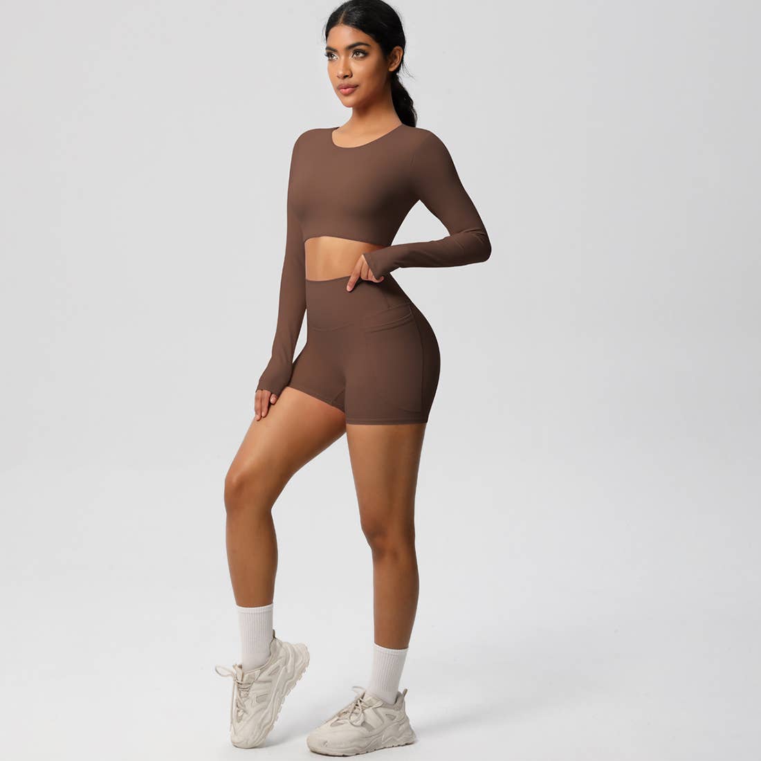 Sodalemon – Engroshandel Activewear-sæt – til kvinder – Kvinder Højtaljet Yogasæt: Langærmet Top + Shorts med Lommer1