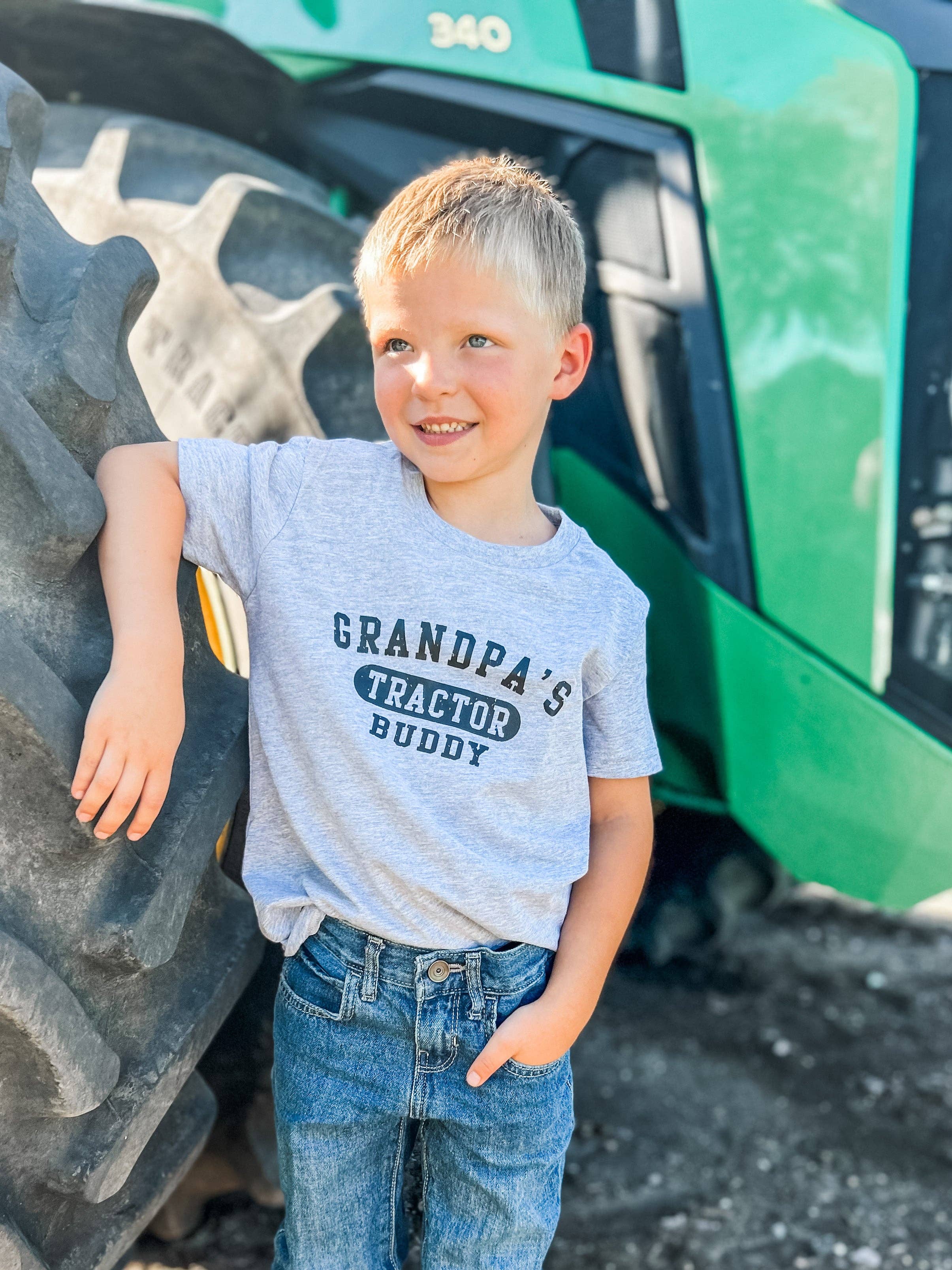 American Farm Company - Vendita all'ingrosso Maglietta serigrafata - Bambini - T-shirt per bambini/ragazzi con grafica western «Grandpas Tractor Buddy»1