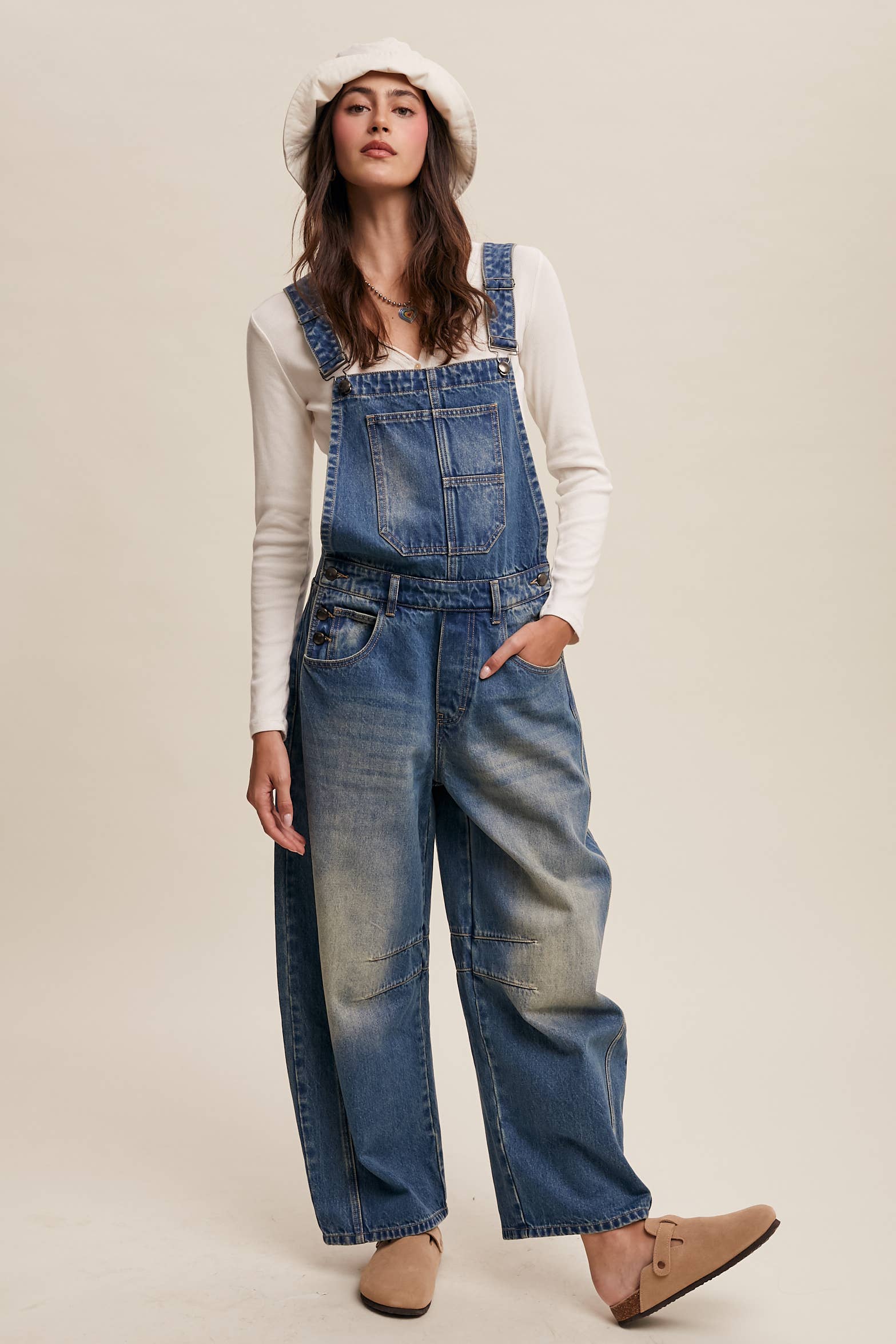 Listicle – Großhandel Overall – Damen – Barrel Jean Latzhose aus Denim mit weitem Bein1