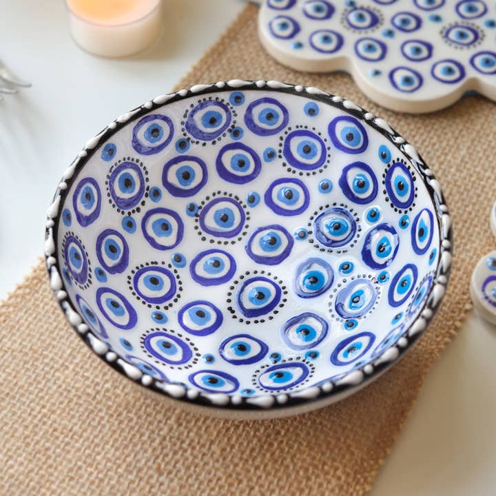 Petit bol en céramique peint à la main avec œil protecteur pour la vente par Natures Artifacts Inc