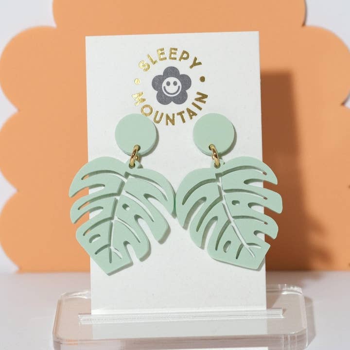 Orecchini pendenti Monstera Leaf - Verde pastello per la vendita all'ingrosso da parte di Sleepy Mountain