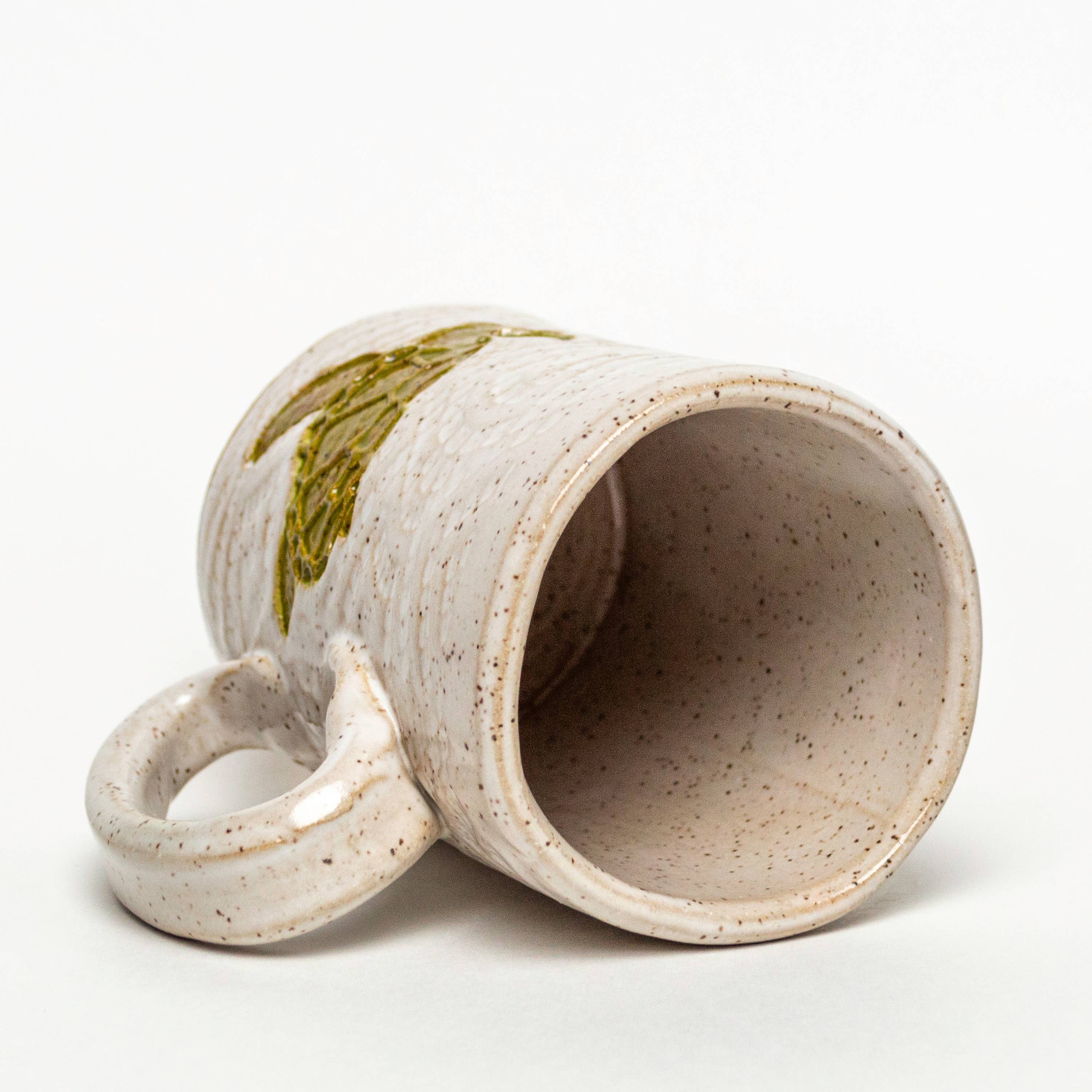 White Squirrel Clayworks – Engroshandel Kaffekrus – Håndlavet keramikkrus med havskildpaddemønster, hvid, 14 oz1