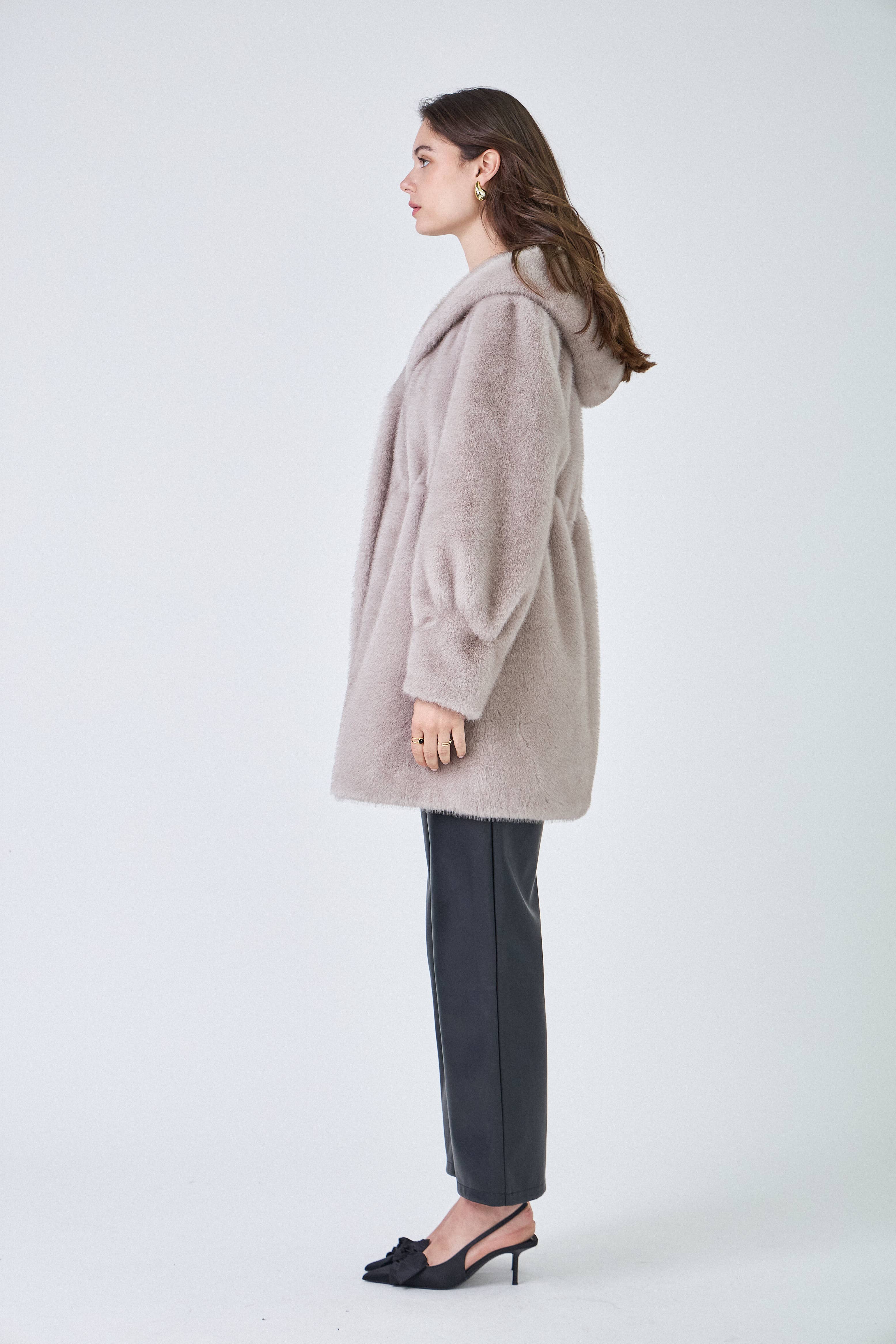 Giovanni Paris – wholesale Päls/fuskpäls - Dam – Lisa's kappa i midjelång fuskpäls med huva och dragsko i midjan14