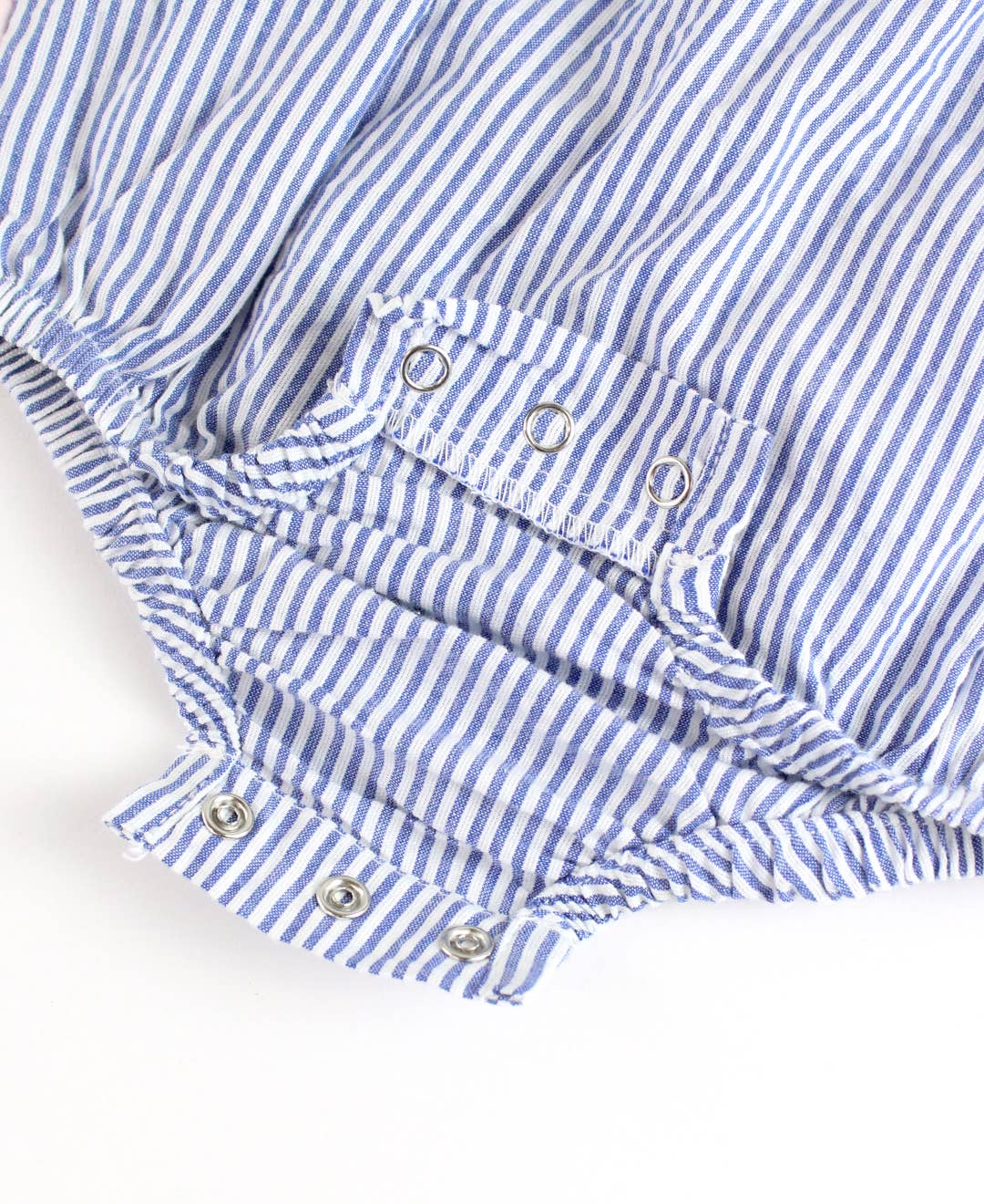 bleu Barboteuse Classique à Volants en Seersucker Bleu pour Bébé Fille en vente sur Faire7