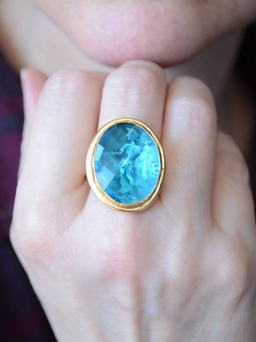 Justerbar guld myntring med fasetterad turkos kristall för wholesale av AJS Design Studio