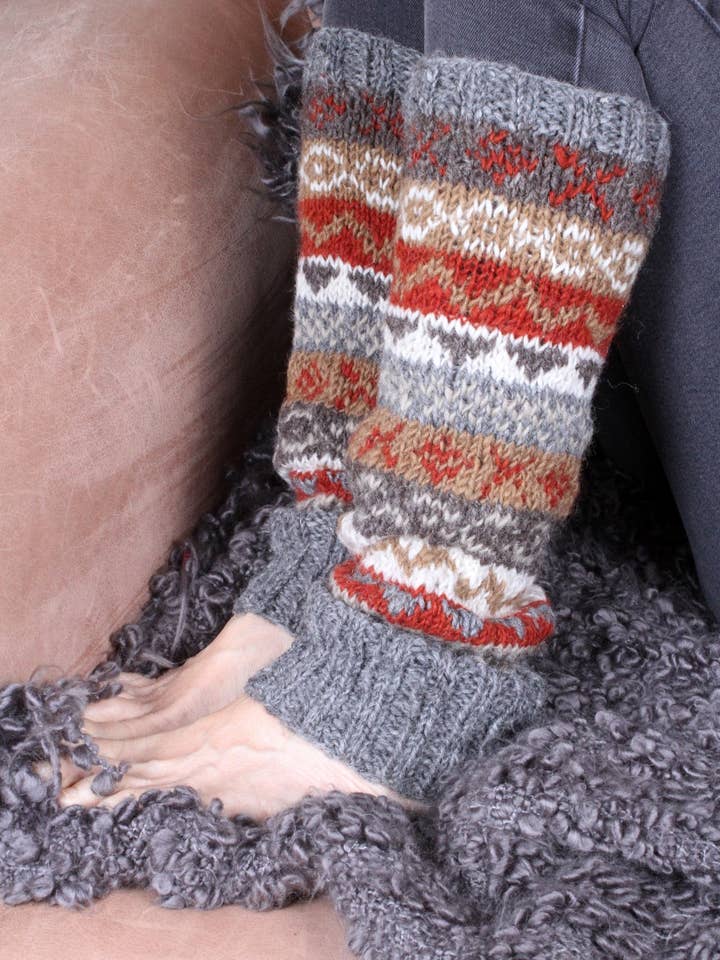Calentadores de pierna de lana hechos a mano con diseño clásico Fair Isle en gris para venta al por mayor de Pachamama Ltd