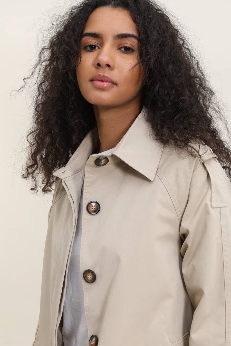 Attrait Paris - Vendita all'ingrosso Trench - Donna - Trench coat corto con bottoni invisibili0