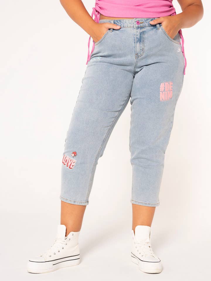 Jeans Mom fit con stampe fantasy per la vendita all'ingrosso da parte di More Than Angels