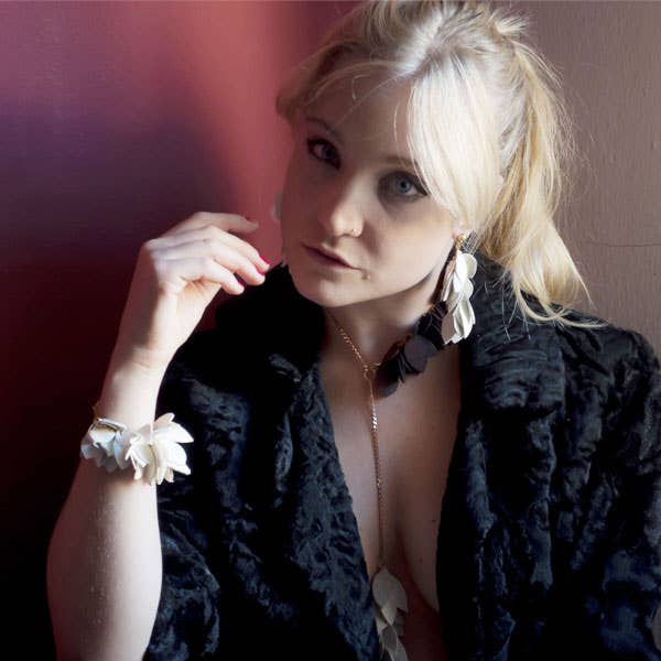 Paparesta Accessories – Großhandel Armband mit Charms/Anhängern – Lederarmband mit handgeschnittenen Blättern aus hochwertigem Kalbsleder12