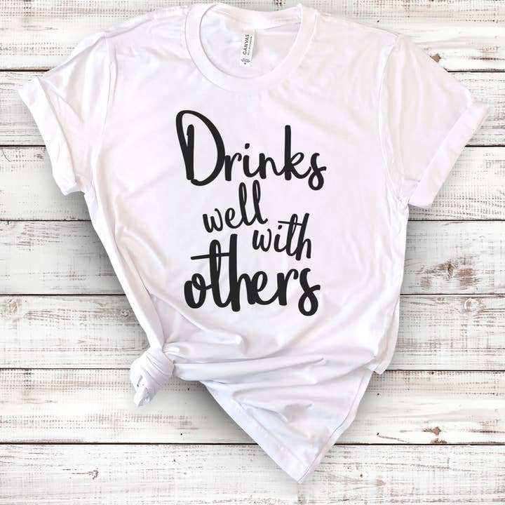 Drinks Well With Others - Camiseta divertida divertida e divertida com álcool por atacado de House Of Rodan