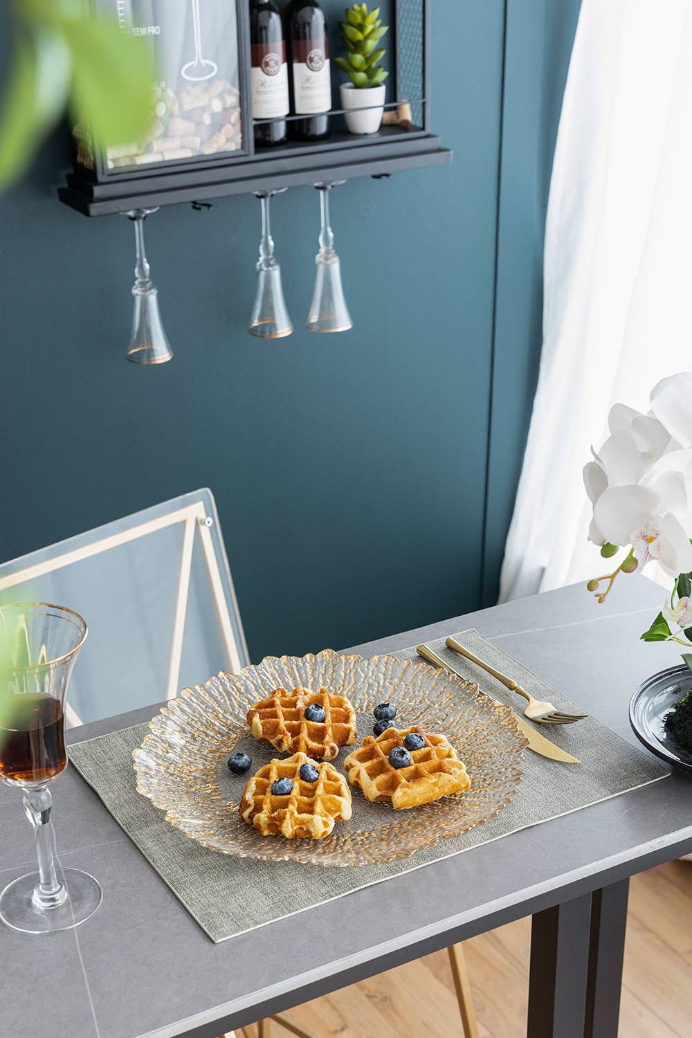 A&B Home Group Inc. - Vendita all'ingrosso Ciotole/Piatti decorativi - Sottopiatto in vetro con bordo dorato da 13" Radiant7