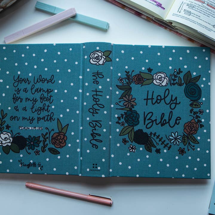 Kingfolk Co – wholesale Journal och dagbok – Blå Blomster Ram ESV Dagboksbibel