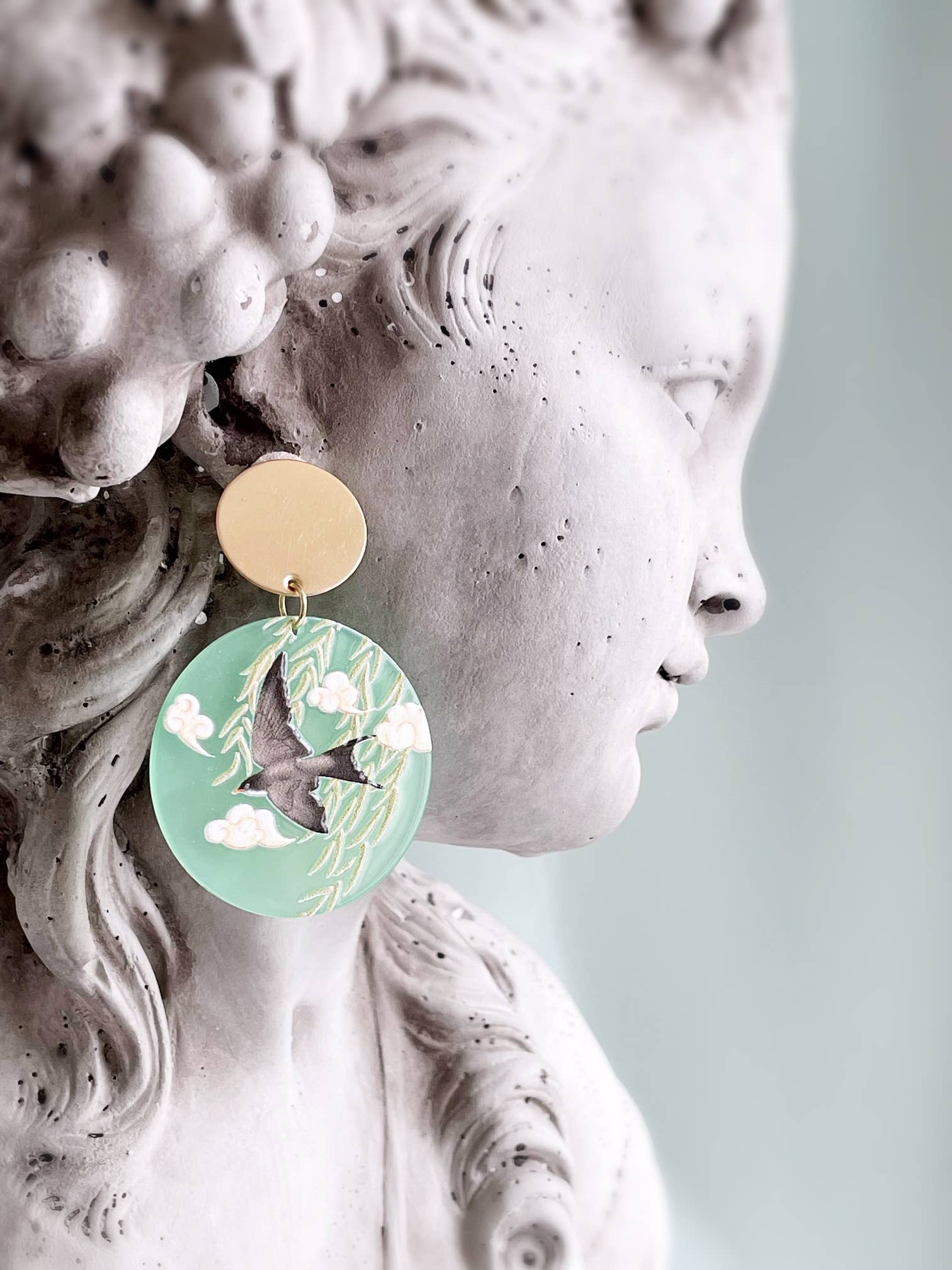 Pearl and Ivy Studio – Brincos de argola por atacado – Brincos bird statement vintage style - Soaring1