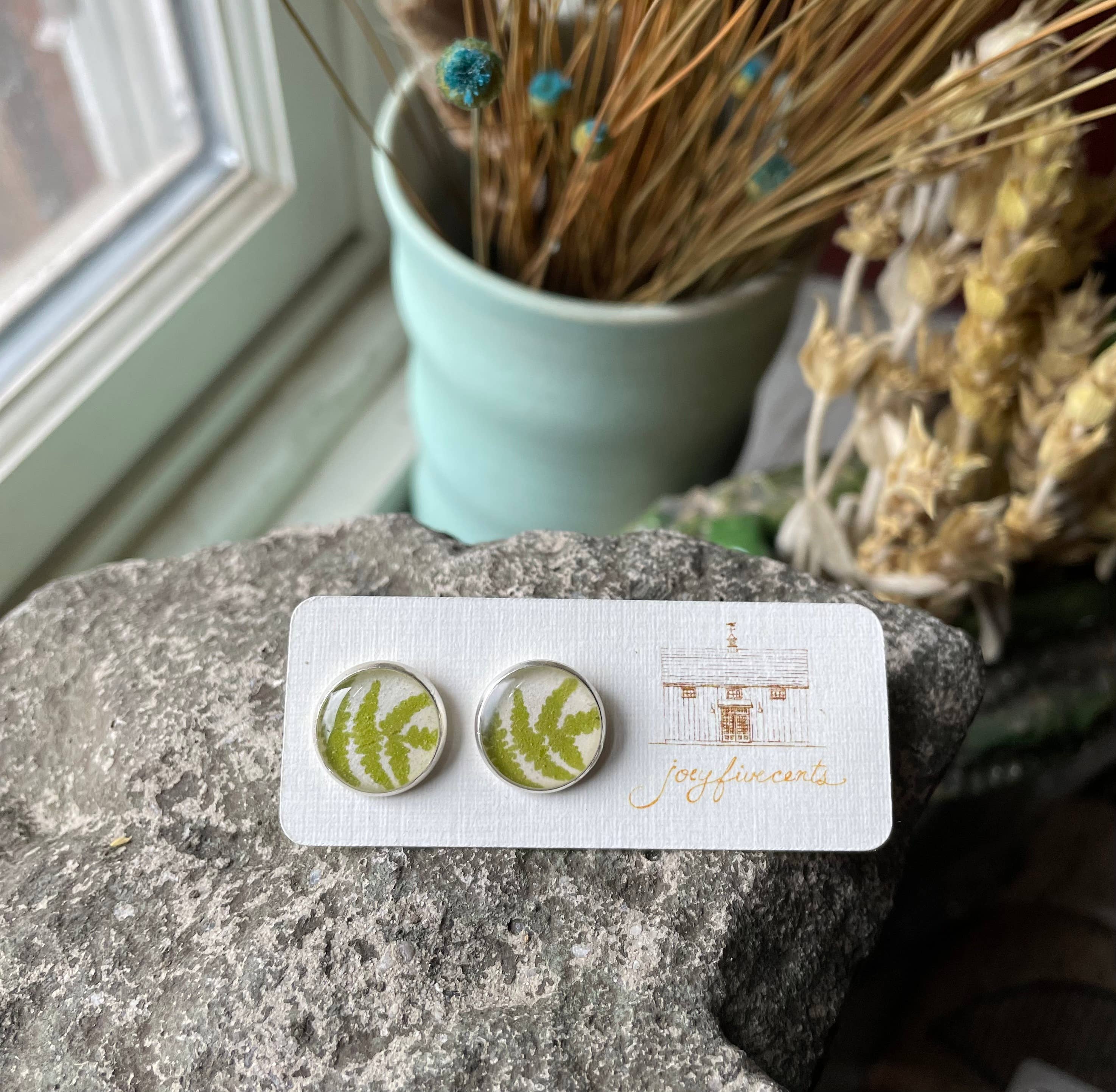 joeyfivecents – Großhandel Ohrstecker – Ohrstecker — großes silbernes, handgestempeltes Gartengrün, Mondmotte1