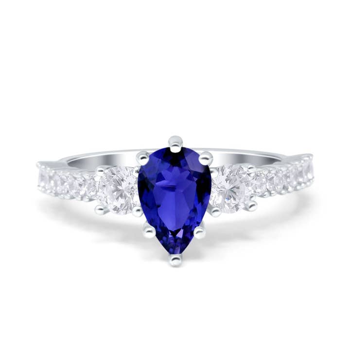 Teardrop Pear Art Deco ronde gesimuleerde blauwe saffier CZ verlovingsring met drie stenen accenten voor wholesale door Blue Apple Imports