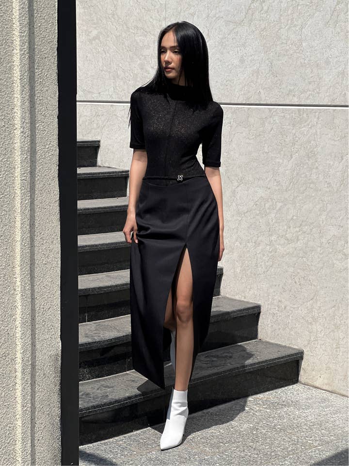 COCOSIN — Schwarzes, schimmerndes Spandex-Top mit Stehkragen — Kurzärmliges, eng anliegendes T-Shirt für den Großhandel von SGLOKAL