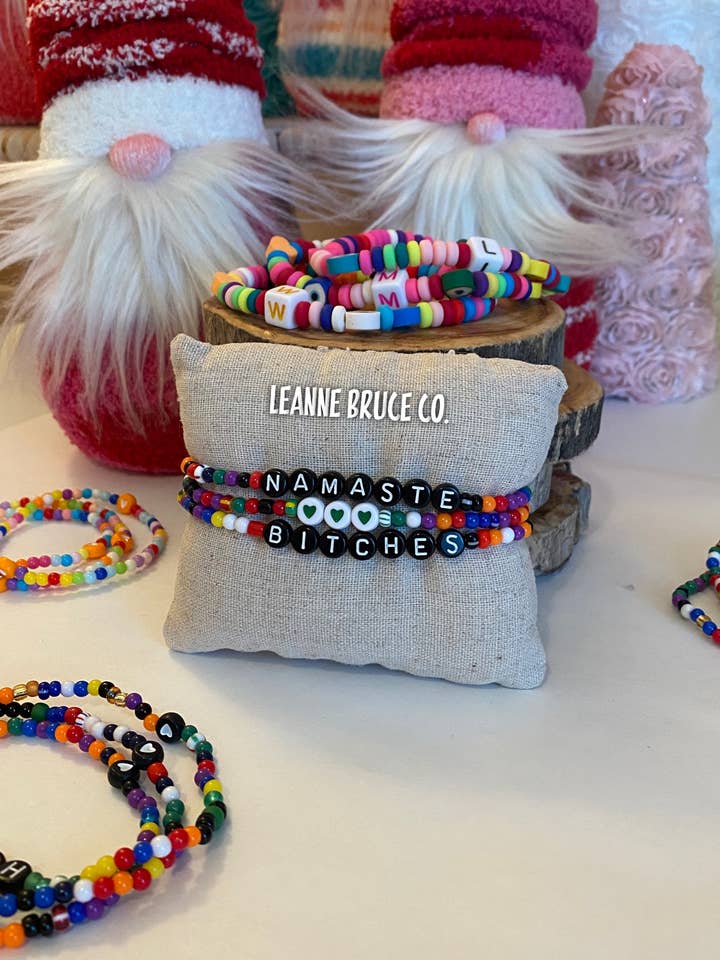 Armbåndssæt med 3 strækbare små ord CHEEKY Mantraer for engroshandel hos Leanne Bruce Co.