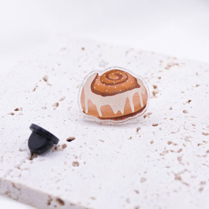 Tilda&Theo - Wholesale Lapel Pin/Button - Pin Cinnamon Roll Kanelbulle Acrylic - Gift Sweden Skandi2