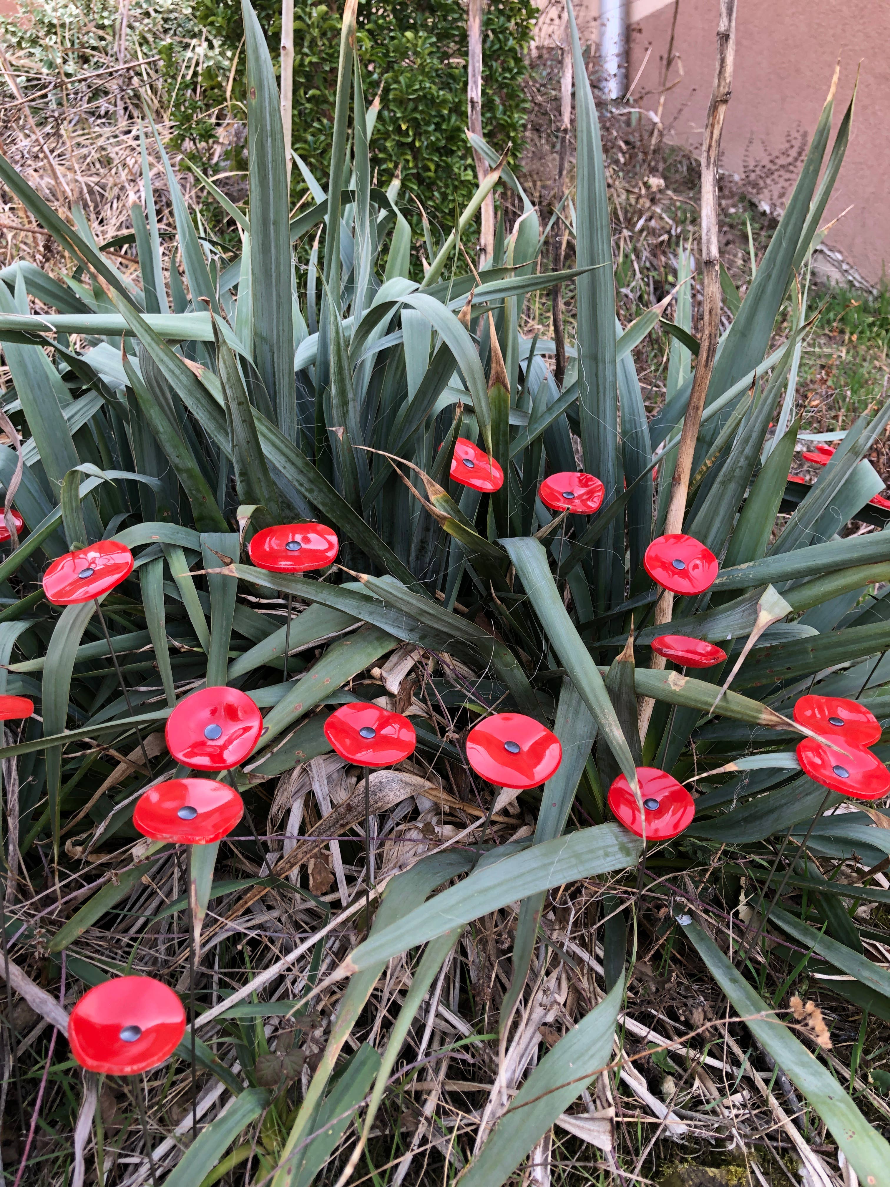 CARNEOL GLASS - Wholesale Garden/Lawn Stake - Small Glass Flower For Outside In Red2