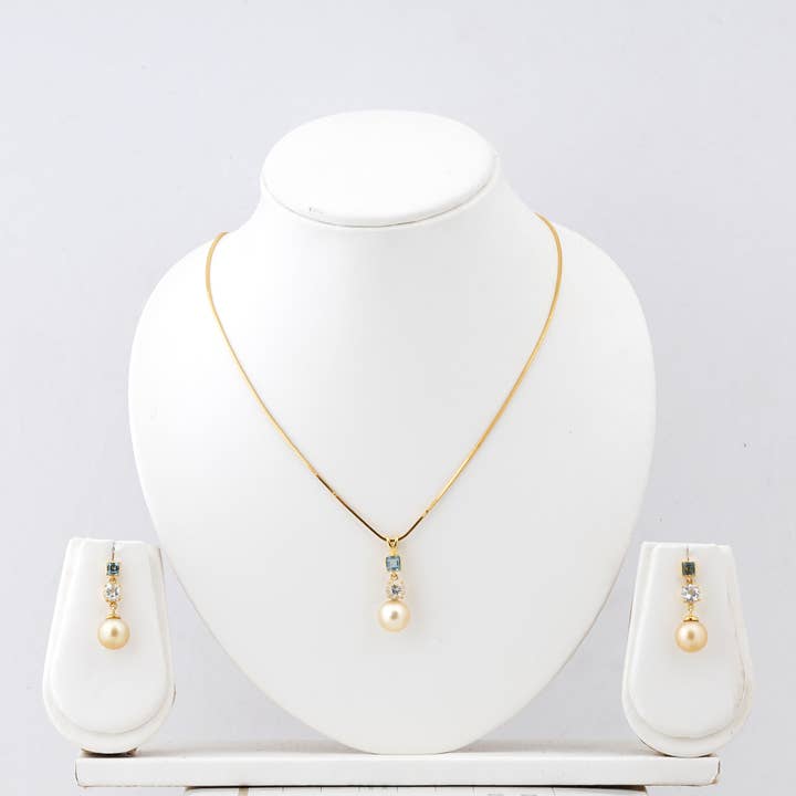 Golden South Sea Pearl with Blue & White Topaz Stones Lithgow Set 9.5 - 10.5 MM for engroshandel hos Vayo Pearls