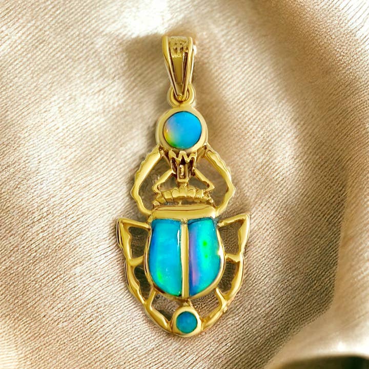 Ciondolo in opale a forma di scarabeo reale della rinascita con ali in oro per la vendita all'ingrosso da parte di ALADDIN'S LAMP JEWELRY