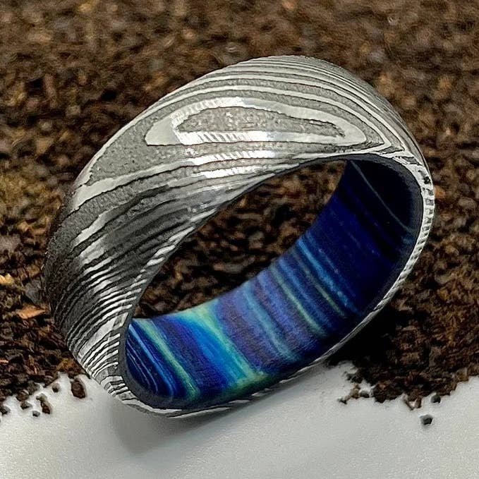 Einfacher gedrehter Ring aus Damaststahl für den Großhandel von RustyStudioUSA