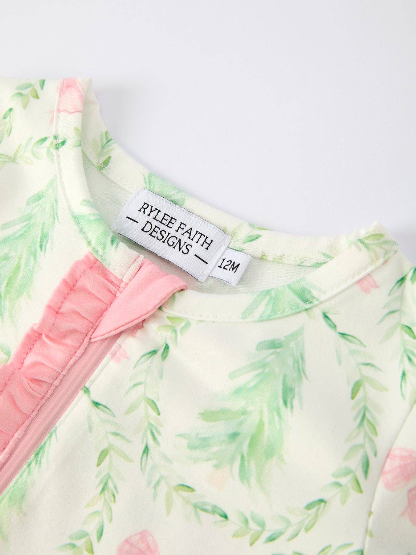 Rylee Faith Designs - Vente Barboteuse – bébé - Combinaison à manches longues avec fermeture éclair et imprimé de couronne d'arbre de Noël pour bébé fille6