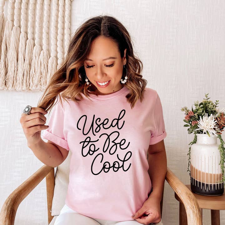 T-shirt Used to Be Cool Pink à encre noire pour la vente par Simply Tees