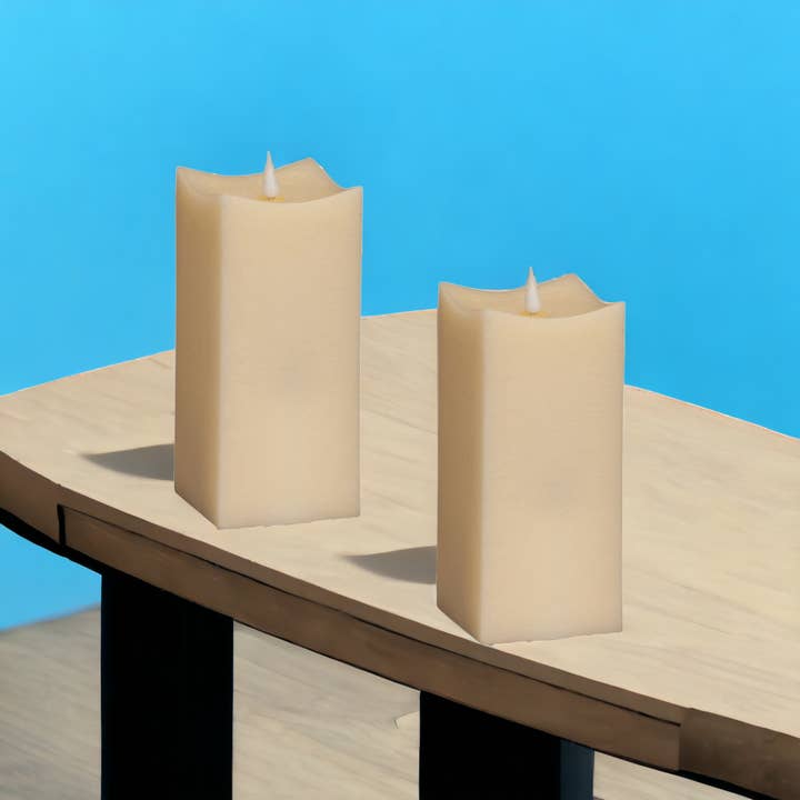 Set di due candele a colonna quadrate beige senza fiamma per la vendita all'ingrosso da parte di HomeRoots