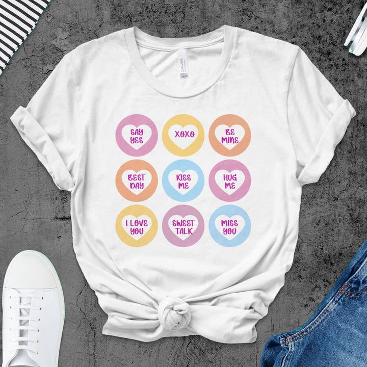 Valentinsdag T-shirt med Conversation Heart Candy Design, Unisex Love & Affection Tee, Romantisk gave til par for engroshandel hos FreakyTeeFactory