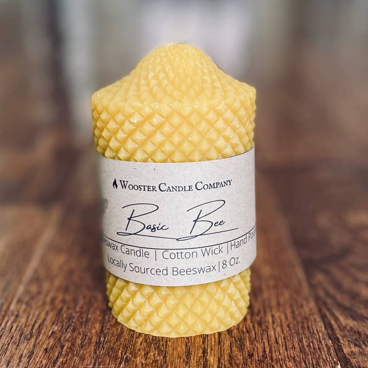 Candela stile Basic Bee incisa - 11,4 x 5,7 cm - 20,3 g per la vendita all'ingrosso da parte di Wooster Candle Company