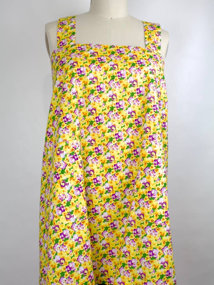 Tablier en coton à dos croisé Sunshine Pansies pour la vente par The Blue Peony