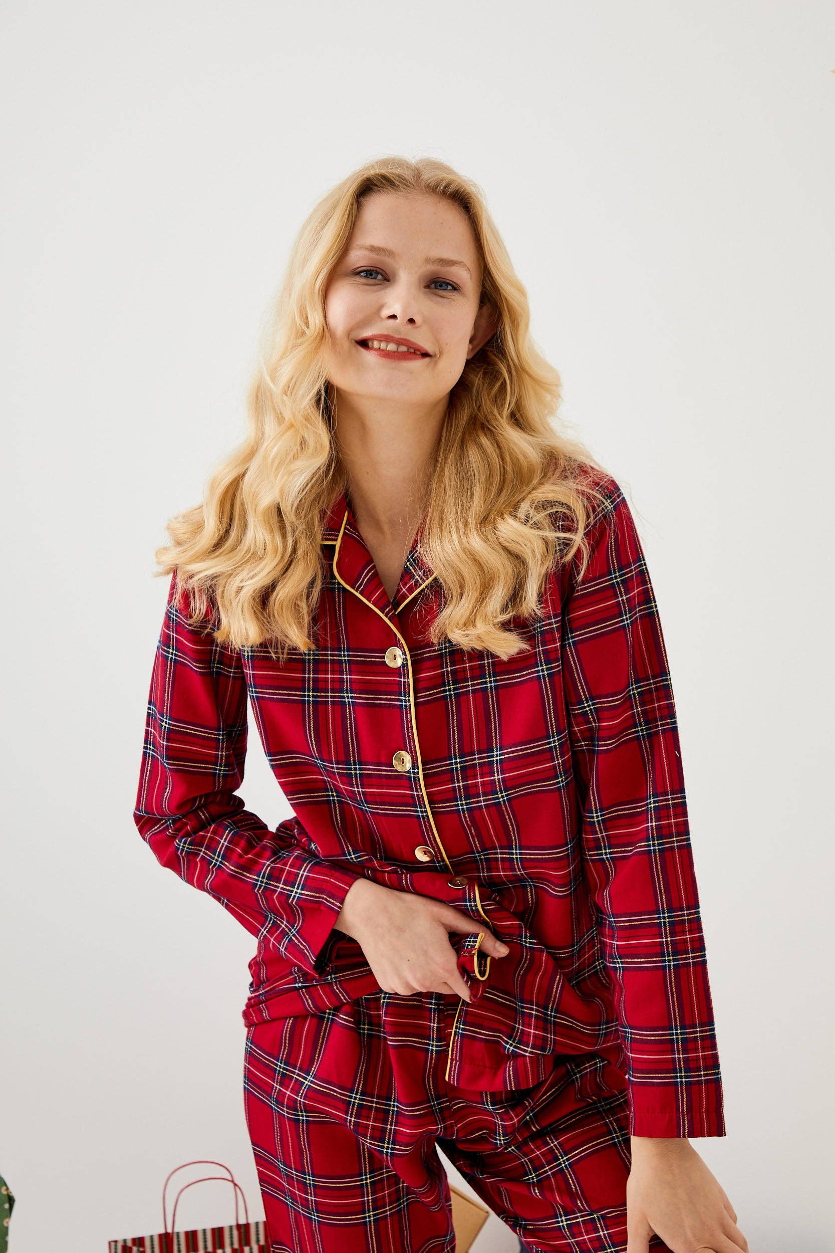ENNA MODA – wholesale Sleepwear set – Women's – PLAID PATTERN CHRISTMAS DESIGN FRONT BUTTONED LONG PYJAMA SE8