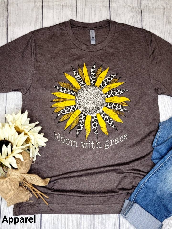 Camiseta Bloom with Grace Leopard Girassol com decote por atacado de Plain Apparel Tees