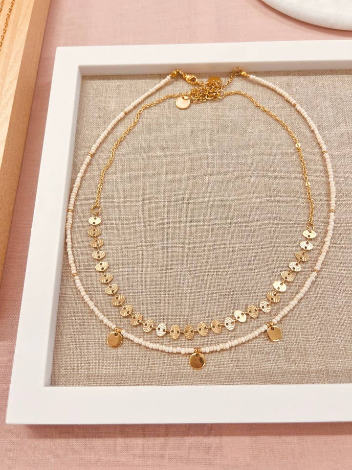 Boho Halskette mit filigranen beige-weißen Miyuki-Glasperlen und Münzanhängern in Gold für den Großhandel von terracottaandsun