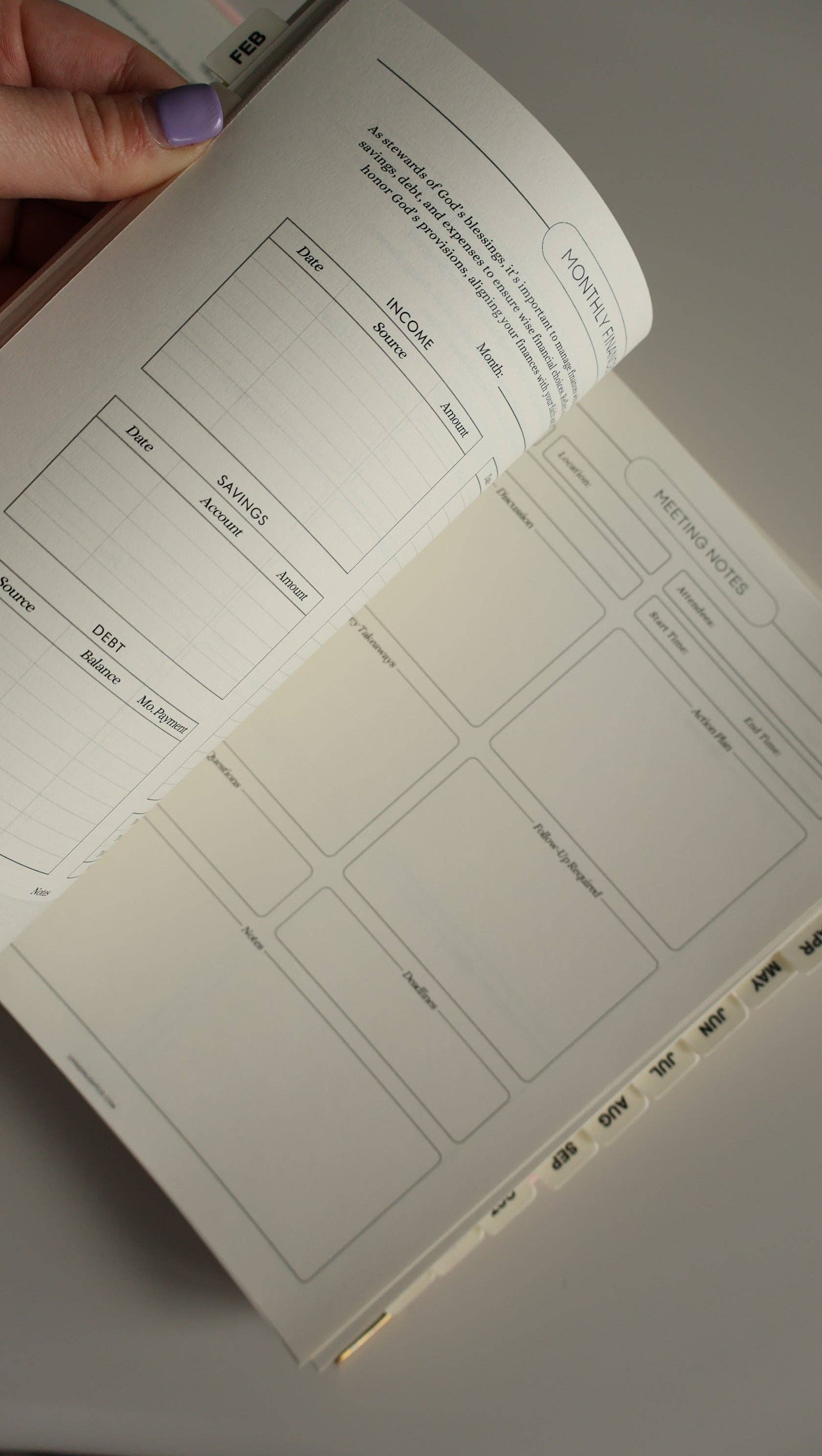 Living In Light - Venta al por mayor Agendas - Planificador Espiral de Cuero Premium - Planificador Cristiano Moderno Sin Fechar con Estudio Bíblico, Establecimiento de Metas, Solicitudes de Oración, Rastreador de Presupuesto Financiero y Más | Cuero Menta y Rosa Rubor con Espiral Dorada5